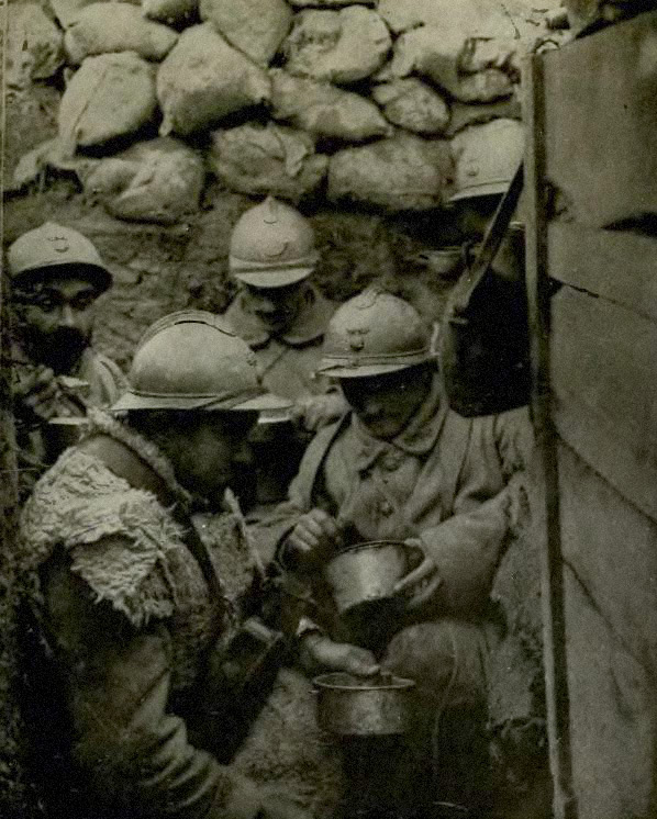 Soldados franceses en una trinchera durante la Primera Guerra Mundial, 1917.